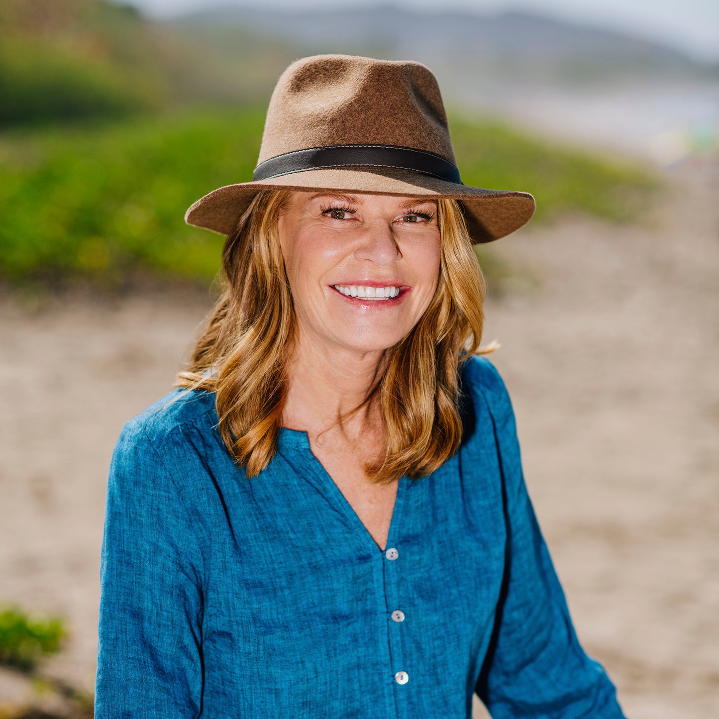 Woman wearing a Durango wool-felt style winter sun hat by Wallaroo, Chestnut