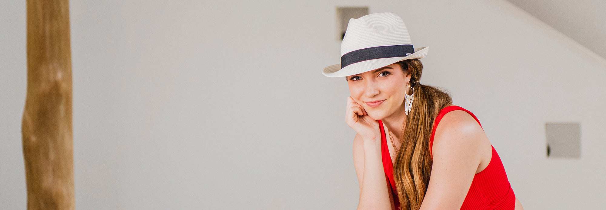 Woman wearing the trilby fedora style del mar by Carkella
