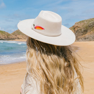 Elegant and versatile, the Bozeman Pearl winter sun hat adds a touch of sophistication to any outfit. Featuring a wide brim and a chic pearl color, it’s perfect for exploring city streets, cozying up on mountain getaways, or enjoying sunny winter days with stylish UPF 50+ protection.