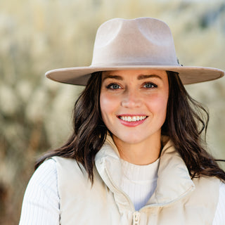 Elegant and versatile, the Bozeman Taupe winter sun hat adds a touch of sophistication to any outfit. Featuring a wide brim and a chic pearl color, it’s perfect for exploring city streets, cozying up on mountain getaways, or enjoying sunny winter days with stylish UPF 50+ protection.