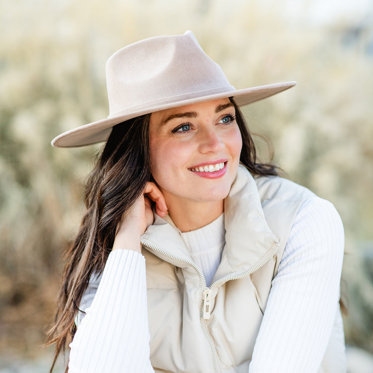 Elegant and versatile, the Bozeman Taupe winter sun hat adds a touch of sophistication to any outfit. Featuring a wide brim and a chic pearl color, it’s perfect for exploring city streets, cozying up on mountain getaways, or enjoying sunny winter days with stylish UPF 50+ protection, Taupe