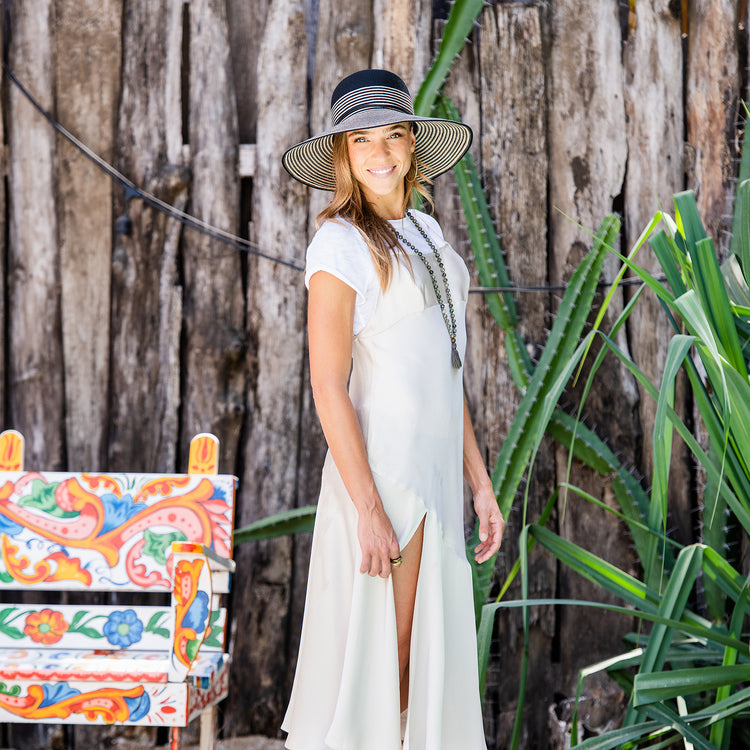 Woman wearing a big wide brim summer sun hat by Wallaroo, Black/Natural