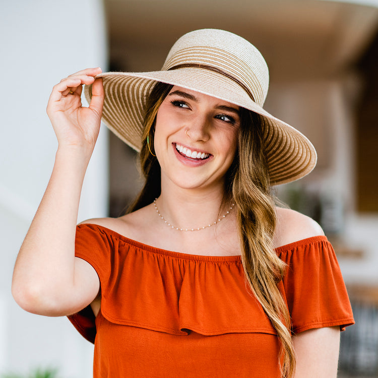 Woman wearing a big wide brim summer sun hat by Wallaroo, White/Beige