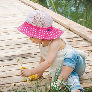 Wallaroo Kids’ Platypus sun hat, small wide brim legionnaires hat made of microfiber, offering UPF 50+ protection for beach days, travel, and outdoor play, Fuchsia Dots